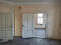 Продава едноетажна къща заедно с 2/3 ид.ч от двора в широк център, снимка 4