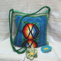 Чанта, ръчна изработка комбинация между плетиво на една кука и ръчна бродерия, снимка 1 - Чанти - 36413783