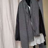 Дамски шал на точки- черно и бяло, снимка 6 - Шалове - 40298631