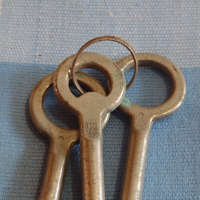 Три стари редки ключа от соца за мебели за КОЛЕКЦИЯ ДЕКОРАЦИЯ БИТОВ КЪТ 33896, снимка 2 - Други ценни предмети - 44791325