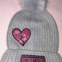 Оригинална зимна шапка Victoria's Secret , снимка 1 - Шапки - 39441673