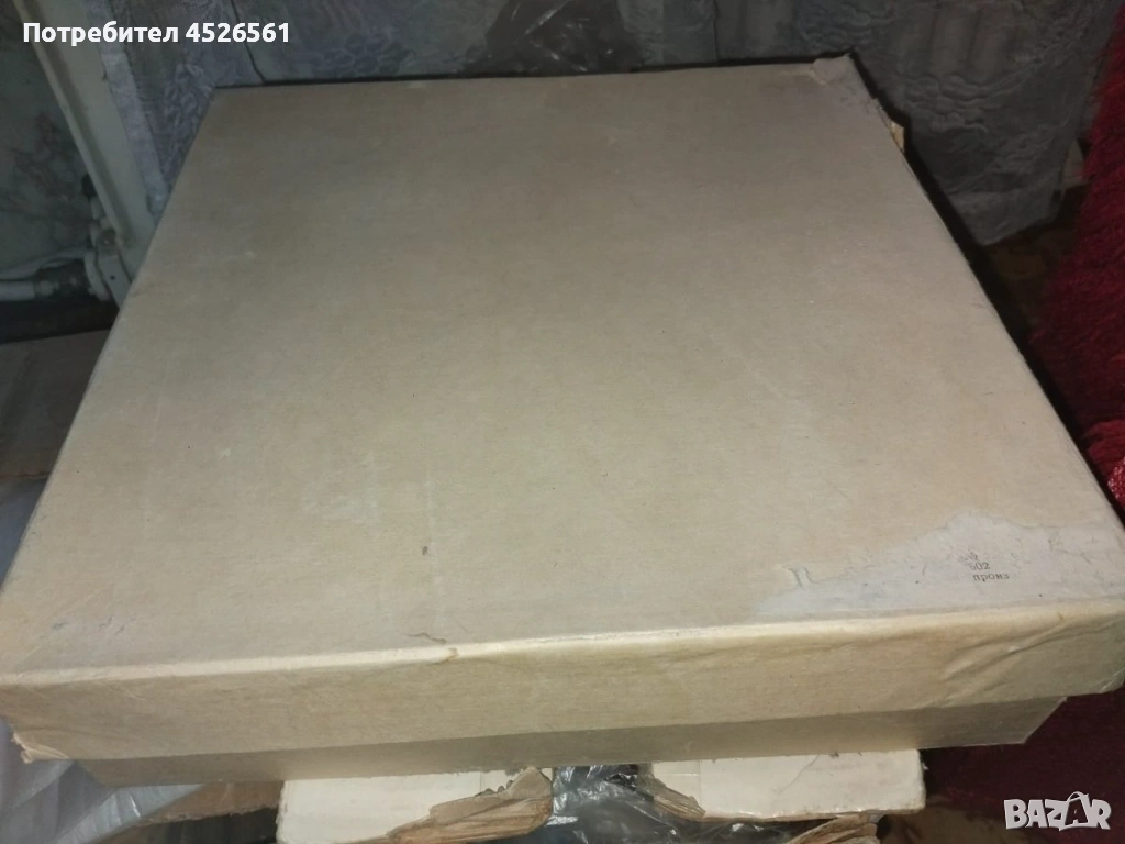 Продава се стар, неизползван комплект чаши с метални подложки, снимка 1