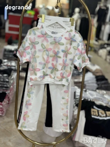 Спортен дамски сет с цветя, снимка 1
