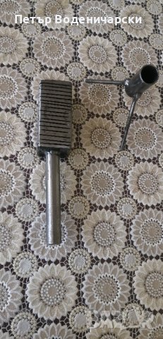 Нова скулптура на студиен микрофон от метал. Състои се от две части. Стойка и микрофон. 
, снимка 2 - Микрофони - 42195796