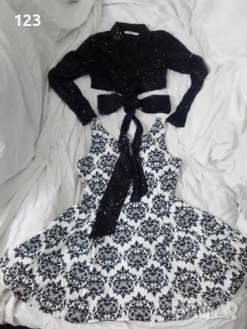 Спортно-елегантна немачкаща се рокля с кралски мотиви и оригнална горна част