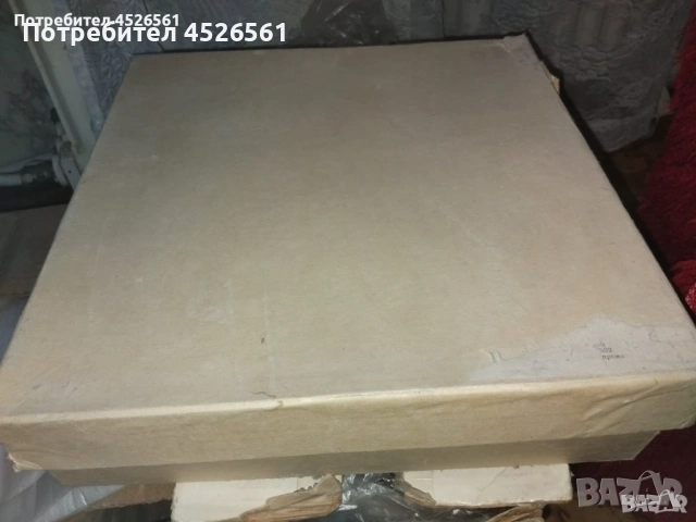 Продава се стар, неизползван комплект чаши с метални подложки