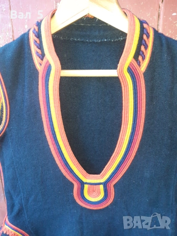 Автентичен красив вълнен сукман . Носия, снимка 4 - Антикварни и старинни предмети - 51760232