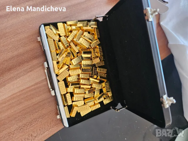 Реплика Метално Куфарче със 120 броя златни кюлчета злато работещи закопчалки миниатюра декоративно