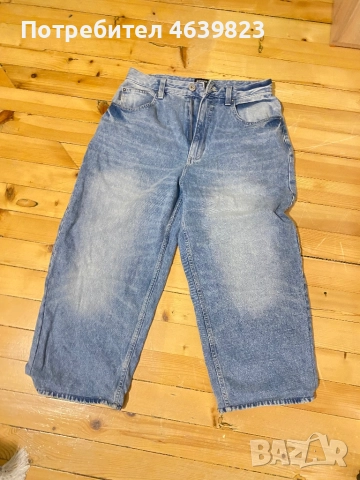 Skater jeans с принт на джоба 