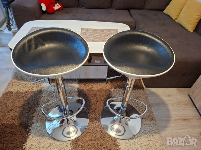 Два бар стола 