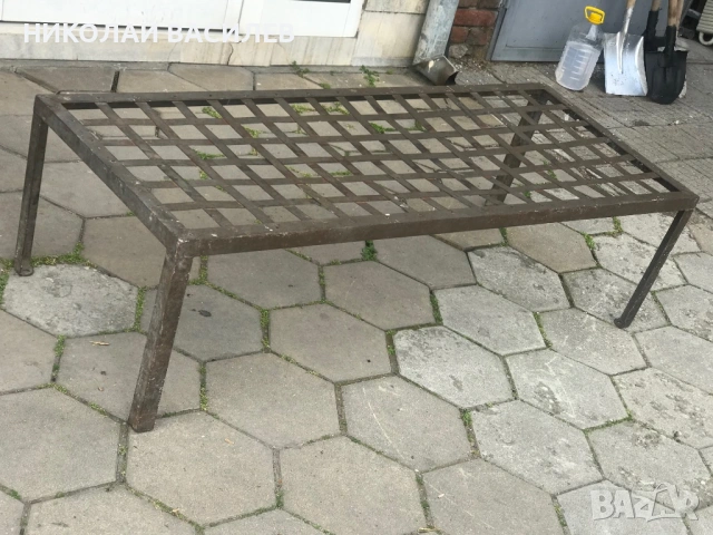 За  строителя  :  Метално    легло.  Дължина  180 : ширина  70  см  .  Височина  50  см  . 