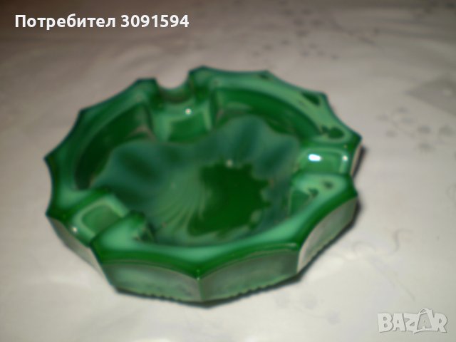 Арт деко пепелник Бохемия 1930 г. от малахитово стъкло, произведена в Чехословакия, снимка 1 - Колекции - 39248400
