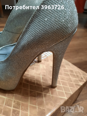 Дамски сребърни обувки + подарък чанта, снимка 5 - Дамски обувки на ток - 44554798