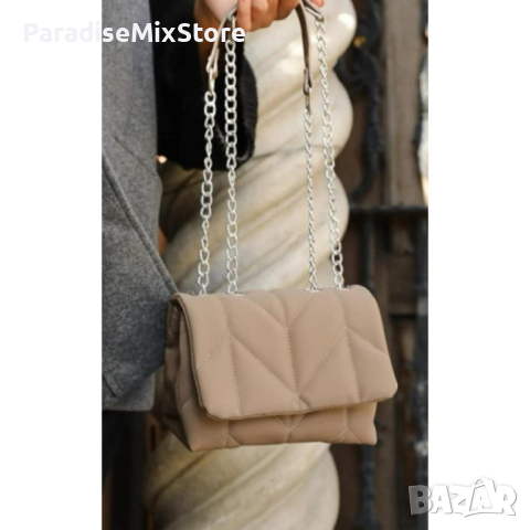 Дамска ватирана чанта в бежов цвят с клъч затваряне и дълга дръжк тип синджир, снимка 2 - Чанти - 44601884