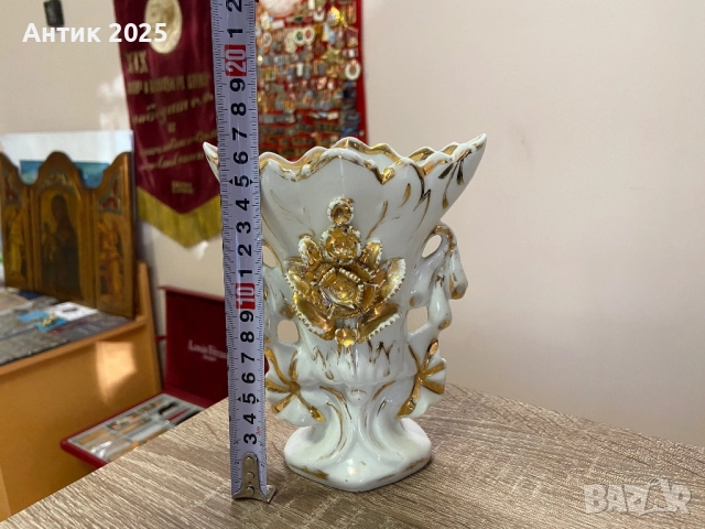 Декоративна порцеланова ваза с позлата и релефна цветна украса, снимка 2 - Антикварни и старинни предмети - 52532970