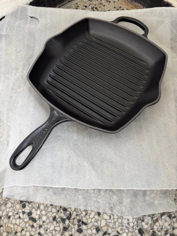 Професионален Чугунен Тиган Le Creuset Signature Square Skillet Grill 26см, 20183.26.00 / 00422!, снимка 4 - Съдове за готвене - 52561613