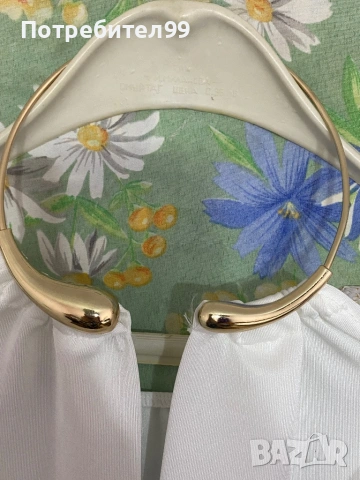 Чисто нова модерна дамска блуза с интересен детайл около врата! 