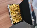 Реплика Метално Куфарче със 120 броя златни кюлчета злато работещи закопчалки миниатюра декоративно, снимка 1