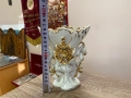 Декоративна порцеланова ваза с позлата и релефна цветна украса, снимка 2
