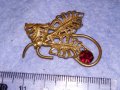 СТАРИННА ФЛОРАЛНА СКЪПОЦЕННА БРОНЗОВА АЖУРНА БРОШКА с ФАСЕТИРАН ГРАНАТ 14202, снимка 1