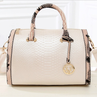 Дамска чанта с декорация от бяла змийска кожа, снимка 1 - Чанти - 44751331