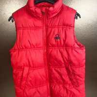UNITED COLORS OF BENETTON подплатено детско червено елече, снимка 1 - Детски якета и елеци - 31529857