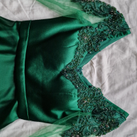 Зелена сатенена рокля с камъни и мъниста , снимка 4 - Рокли - 44735303