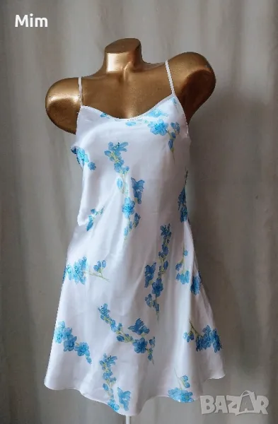 S Бяла сатенена нощница на сини цветя , снимка 1