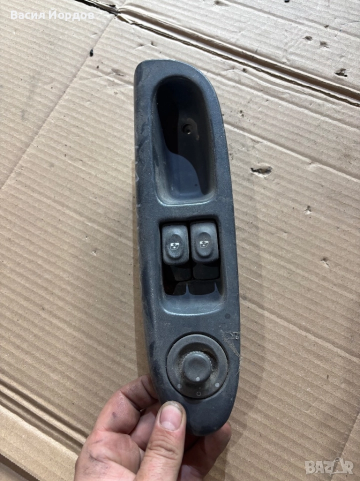 Бутони Ел стъкла и Ел огледала за Рено Клио / Clio 2 / бутон Ел Стъкла / Бутон ел огледала, снимка 1