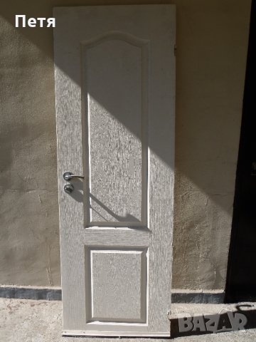 Бяла интериорна врата с брава със заключване