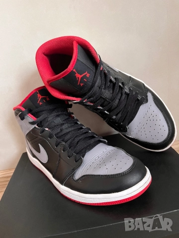ОРИГИНАЛНИ Nike Air Jordan 1 mid в размер EUR42, снимка 3 - Маратонки - 52425732