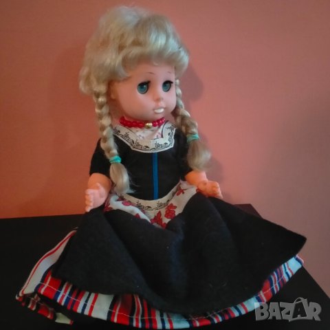 Колекционерска кукла народна носия Germany 32 см, снимка 15 - Колекции - 44477967