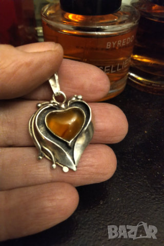 Сребърна ръчно изработена висулка  с естествен кехлибар , снимка 2 - Колиета, медальони, синджири - 44535303