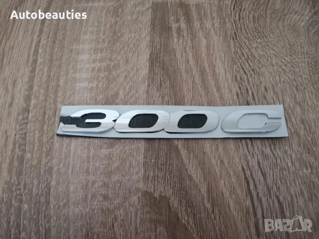 сребриста емблема надпис Chrysler 300C