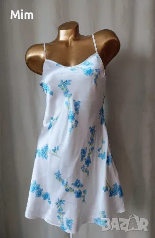 S Бяла сатенена нощница на сини цветя 