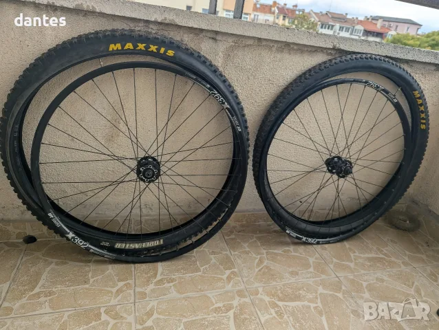 Комплект външни гуми Maxxis 29" – Forekaster 29x2.35 & Rekon 29x2.25+ вътрешни гуми и ленти. MTB