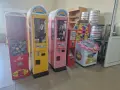 вендинг машини с играчки награди топчета и капсули, снимка 1