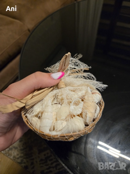 Плетен панер с бели мидички, снимка 1