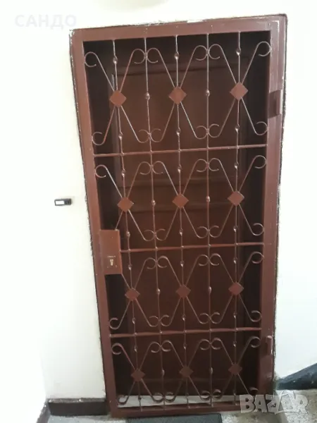 Метална врата, декоративна решетка за панелен двустаен апартамент, снимка 1