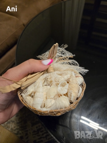 Плетен панер с бели мидички