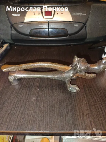 Масивна орехотрошачка 