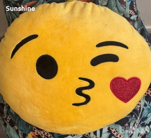 Голямо плюшено емоджи целувка