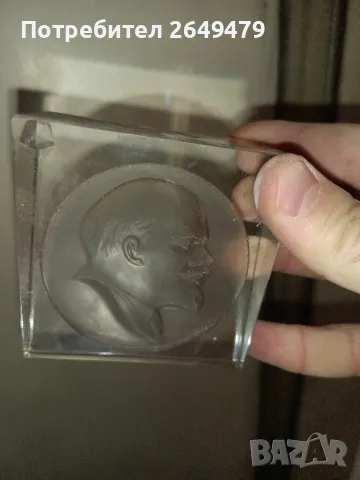 стъклен барелеф с глава на Ленин