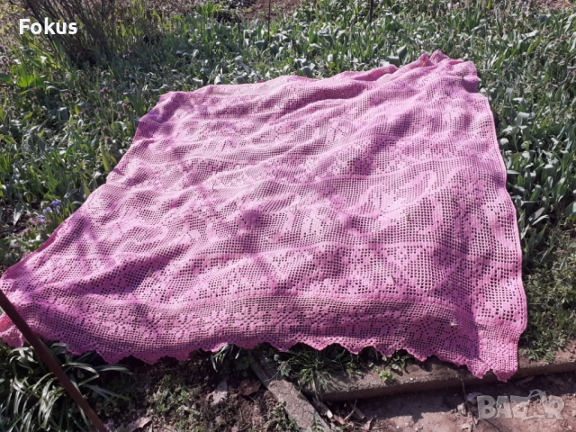 Стара голяма розова покривка плетена на една кука