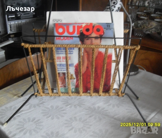 Продавам стойка за вестници,списания или плочи