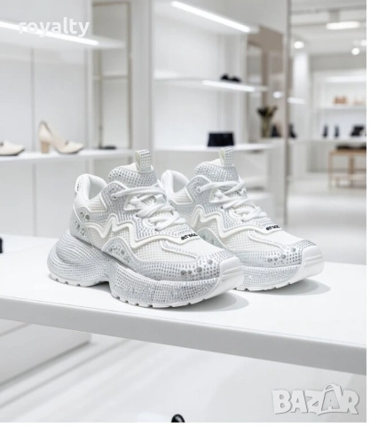 Равни маратонки - бели