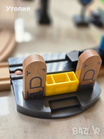 Комплект дървена писта "Hape", снимка 8 - Коли, камиони, мотори, писти - 52554237