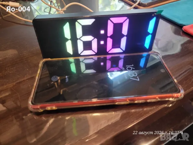 LED будилник с многоцветен RGB дисплей и огледална повърхност 