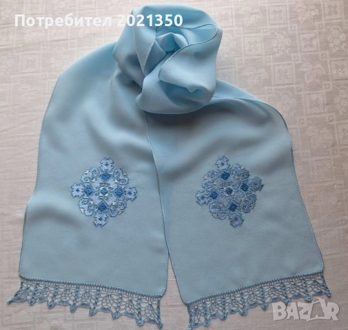 Ръчно бродиран копринен шал с български мотив и дантела, снимка 2 - Шалове - 38561327