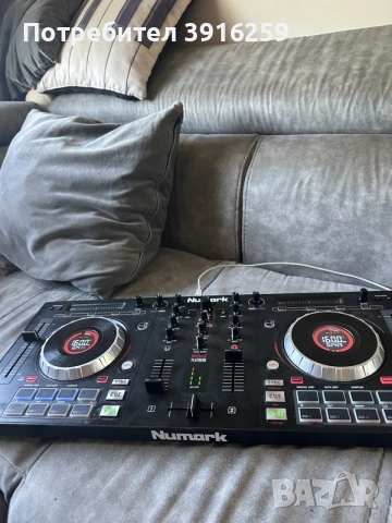 Dj контролер Numark Mixtrack Platinum, снимка 2 - Ресийвъри, усилватели, смесителни пултове - 56242658